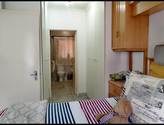 4 BEDROOM APARTMENT FOR SALE IN VAN RIEBEECK PARK